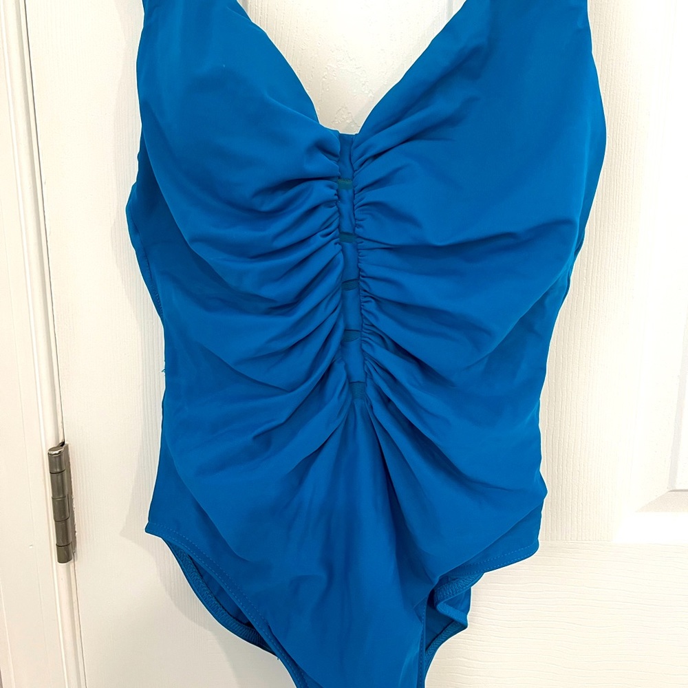 Miraclesuit One Piece Ruched Bathingsuit in Vibrant Blue! Size 8
